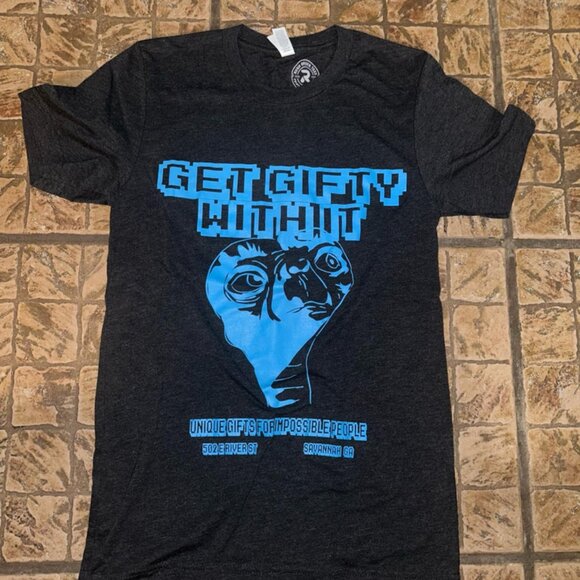 Get Gifty with it unique T-shirt XS‎ EUC - Picture 1 of 4